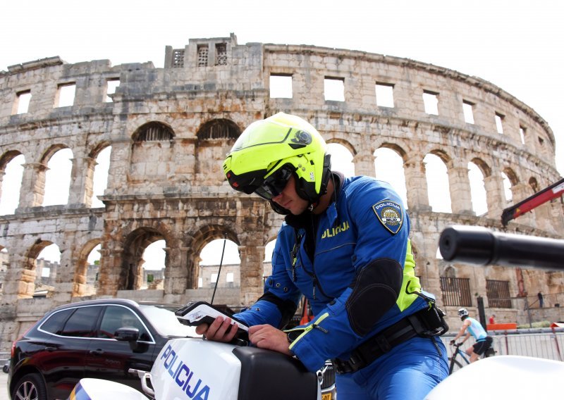 Policajka u Puli provukla ruku kroz malo otvoren prozor i u zadnji čas spasila dijete iz zaključanog vozila!