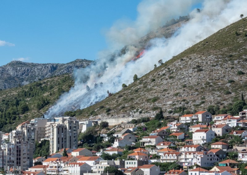 [FOTO] Lokaliziran požar na padinama dubrovačkog Srđa, gorjelo blizu kuća