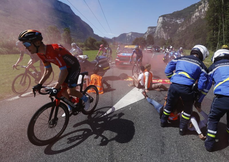 Skandal na Tour de Franceu. Klimatski aktivisti zaustavili utrku i ugrozili sigurnost vozača: Imamo još 989 dana...