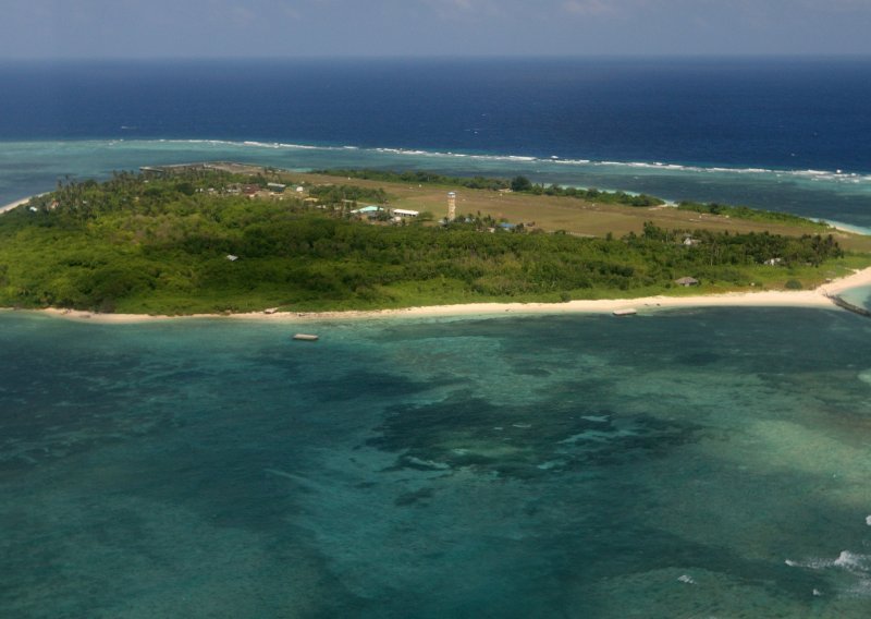 Američki razarač plovio pokraj spornih otoka u Južnom kineskom moru; Kina tvrdi da ga je otjerala