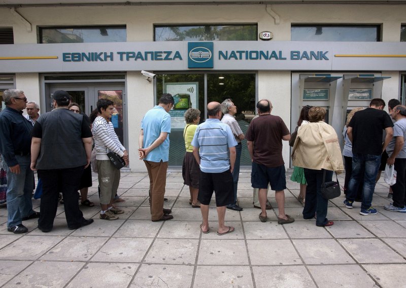 Redovi pred bankomatima u Grčkoj zbog straha od bankrota