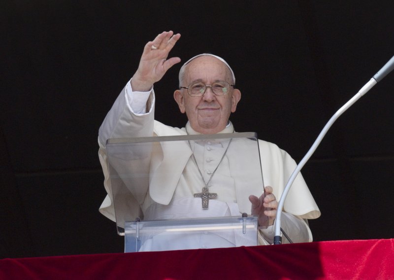 Papa Franjo putuje u Kanadu tražiti oprost od domorodaca zbog zlostavljanja u crkvenim internatima