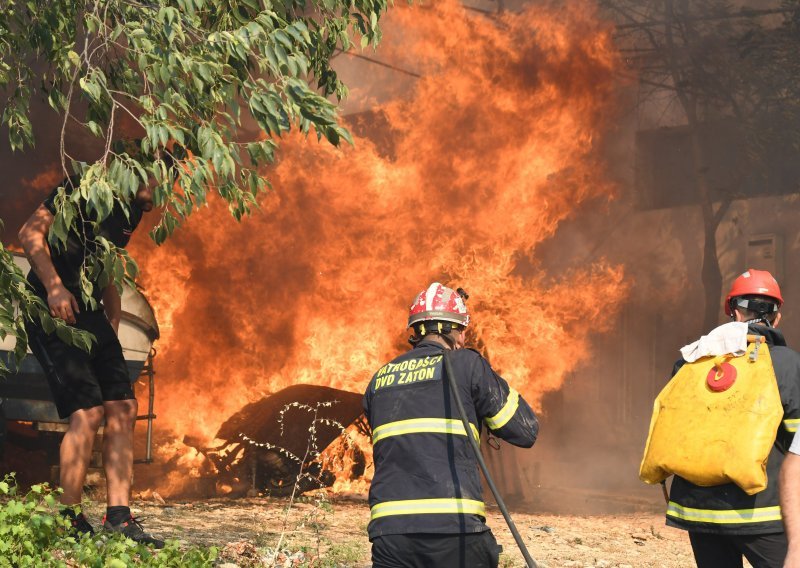 [FOTO] Ove fotografije pokazuju razmjer požara kod Šibenika: Vatrogasci se nadljudskim snagama bore kako bi zaštitili ljude i kuće