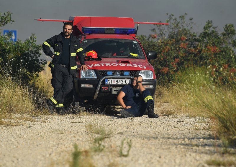 Sramotne plaće sezonskih vatrogasaca: 'U našem DVD-u jedan sezonac nakon rada u smjeni odlazi konobariti. To je naša stvarnost'