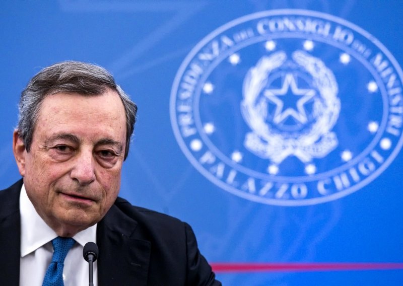 Pala talijanska vlada, premijer Mario Draghi podnosi ostavku, predsjednik je ne prihvaća