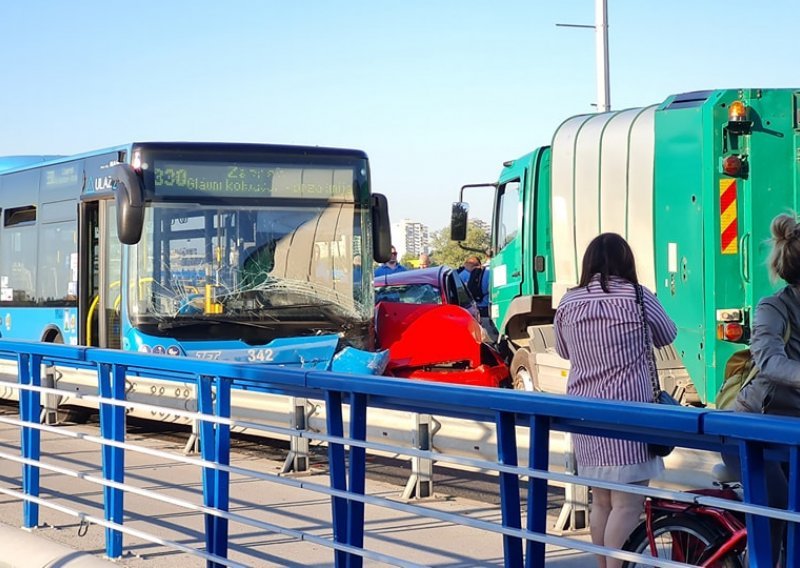 Nesreća na Mostu slobode: Automobil zdrobljen između autobusa i kamiona