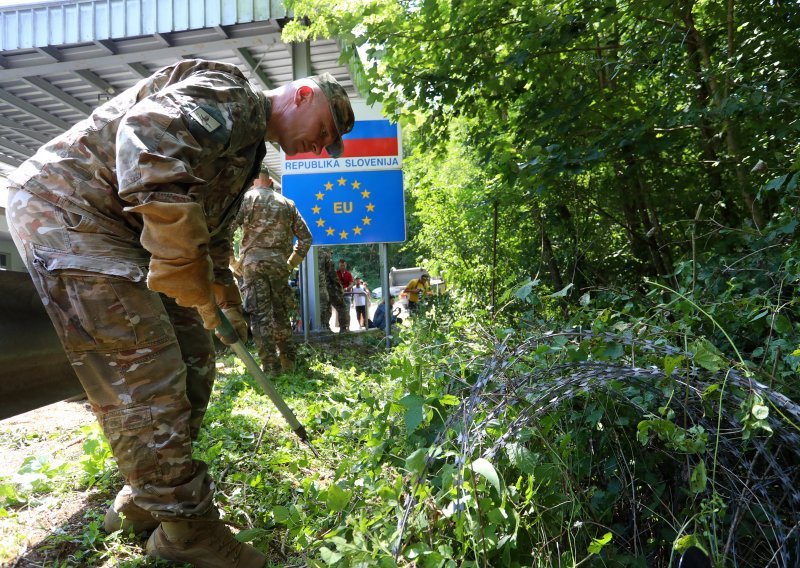 [FOTO/VIDEO] Pogledajte kako su Slovenci maknuli prve metre žilet-žice na granici s Hrvatskom