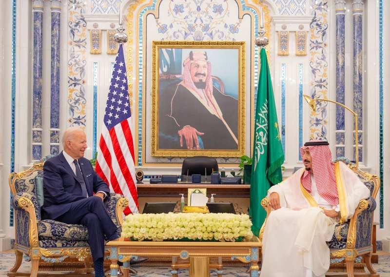 [VIDEO] Biden pozdravio saudijskog prestolonasljednika 'šakom o šaku', mediji pomno prate govor tijela i retoriku dok Washington nastoji 'oživjeti' odnose
