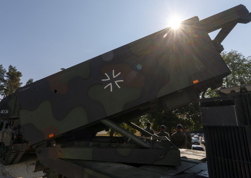 Ukrajina primila prvu isporuku moćnih raketnih bacača M270