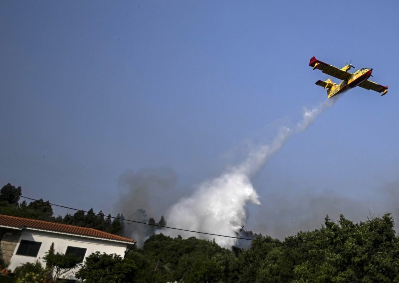 Hrvatski kanader pomaže u gašenju požara u Sloveniji