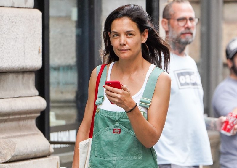 Katie Holmes zna kako u dnevnom izlasku isfurati ravne natikače kakve najradije nosimo na plaži