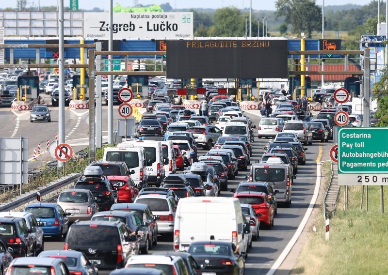 [FOTO/VIDEO] Nepregledne kolone vozila na putu prema moru, najgore je oko tunela Sveti Rok; MUP objavio snimke gužvi iz zraka