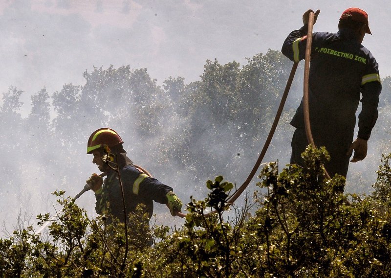 Bjesne šumski požari na Kreti, sela evakuirana