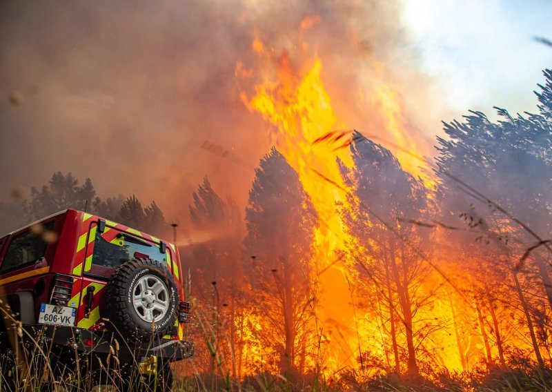 Požari bukte jugozapadnom Francuskom, vatra progutala 10.000 hektara, evakuirano više od 12.200 ljudi