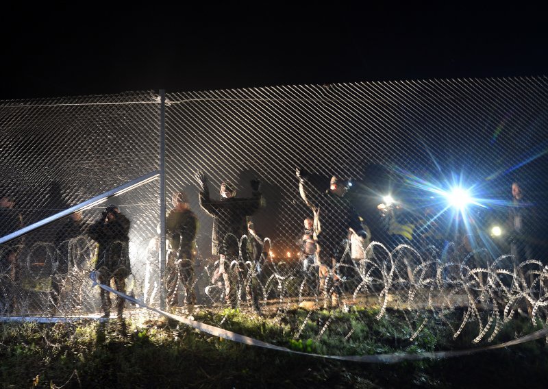 Mađarska planira podići dodatnih 150 kilometara bodljikave žice na granici zbog migranata