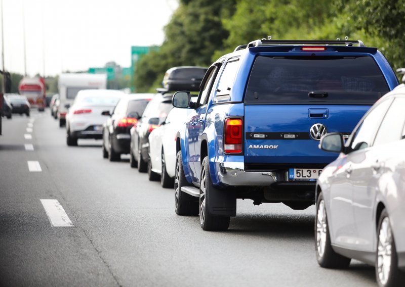 Kolona od tunela Čelinka do Jasenica, povremeno se zatvara tunel Sv. Rok