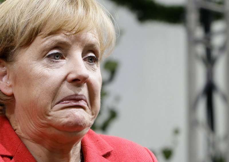 Angela Merkel gura male države EU-a u bankrot