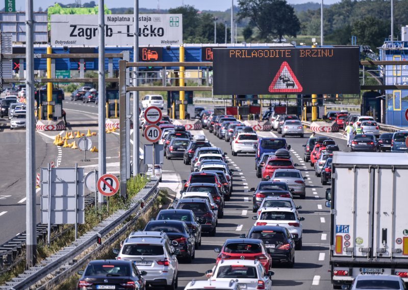 Kilometarske kolone na cestama; satima se čeka i na trajekte