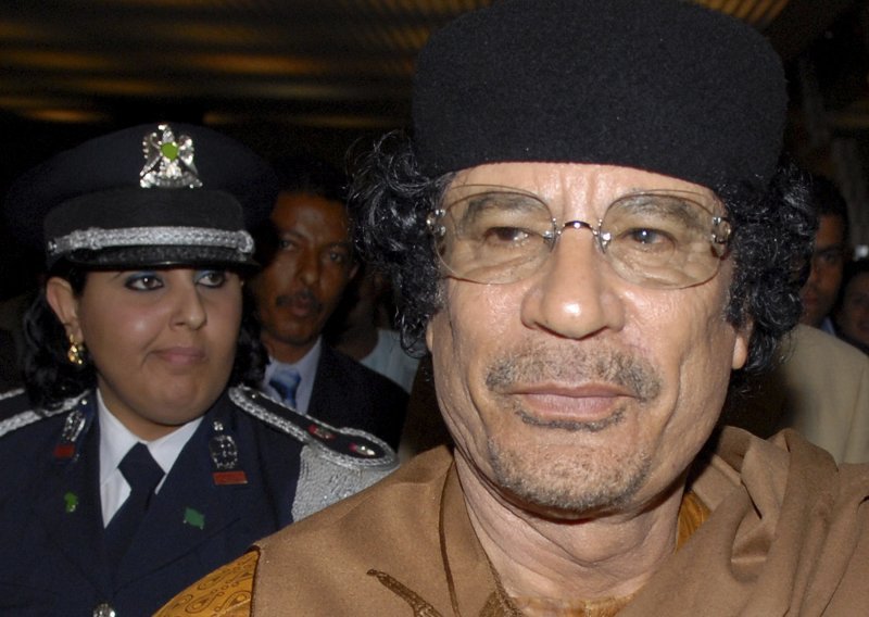 Gadafi oporbu napada i mornaricom