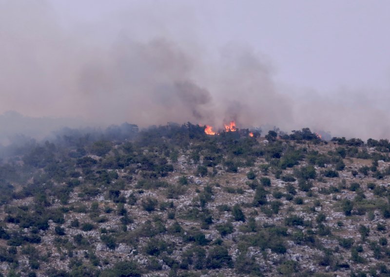 [FOTO] Munje izazvale požar kod Muća i Dugopolja, vatru gasi i kanader