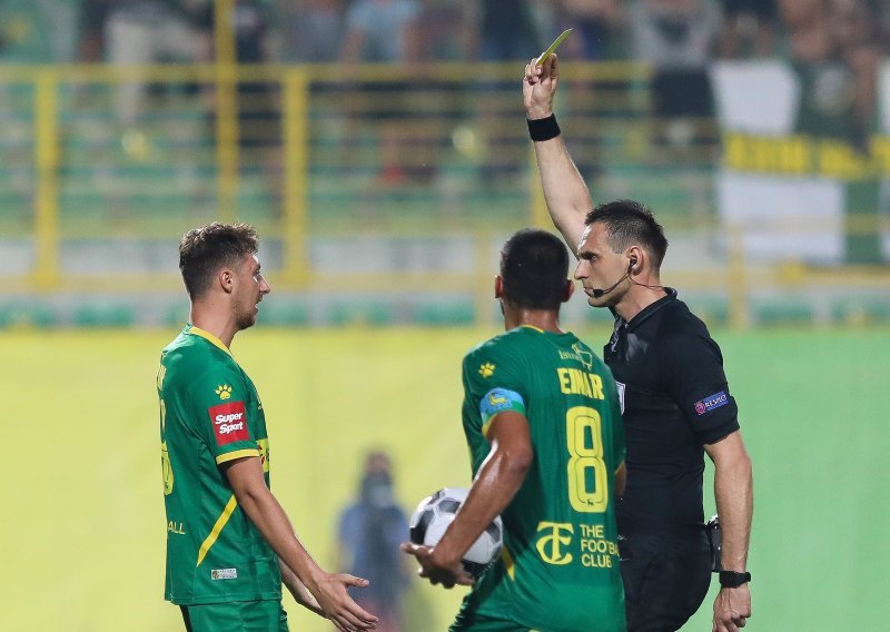 [VIDEO/FOTO] Drama nakon pobjede Hajduka u Puli; pomoćni trener Istre unio se u lice suca Tihomira Pejina