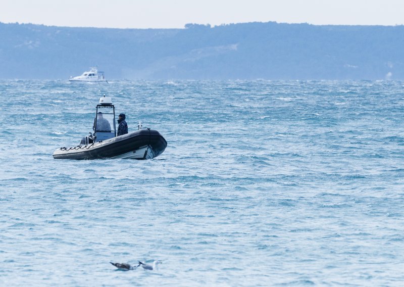 Kod Omiša nestalo troje tinejdžera iz Češke na SUP daskama, nađeni oko ponoći kod Brača