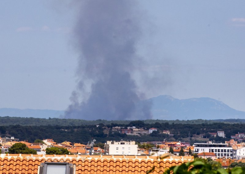 [VIDEO] Buknuo požar kod Marčane, na terenu dva kanadera i sedam vatrogasnih vozila