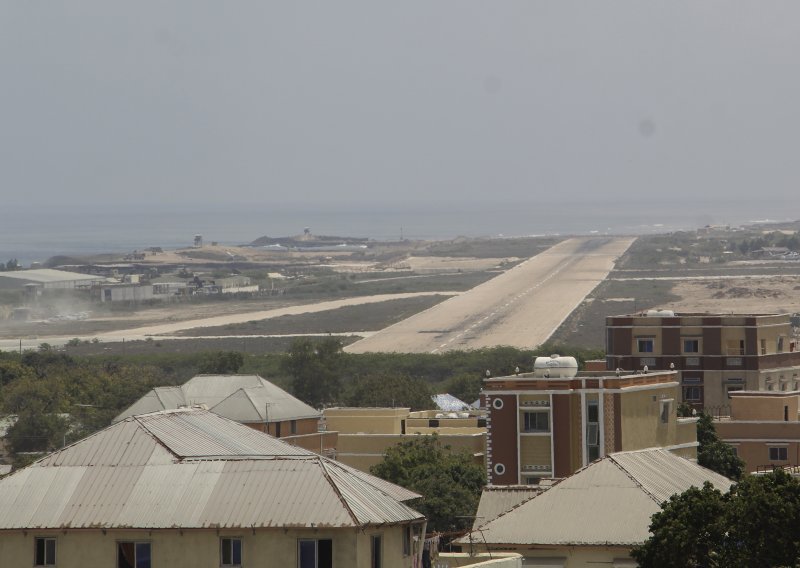 [VIDEO] Avion se srušio pri slijetanju u Somaliji, preživjelo svih 30 putnika