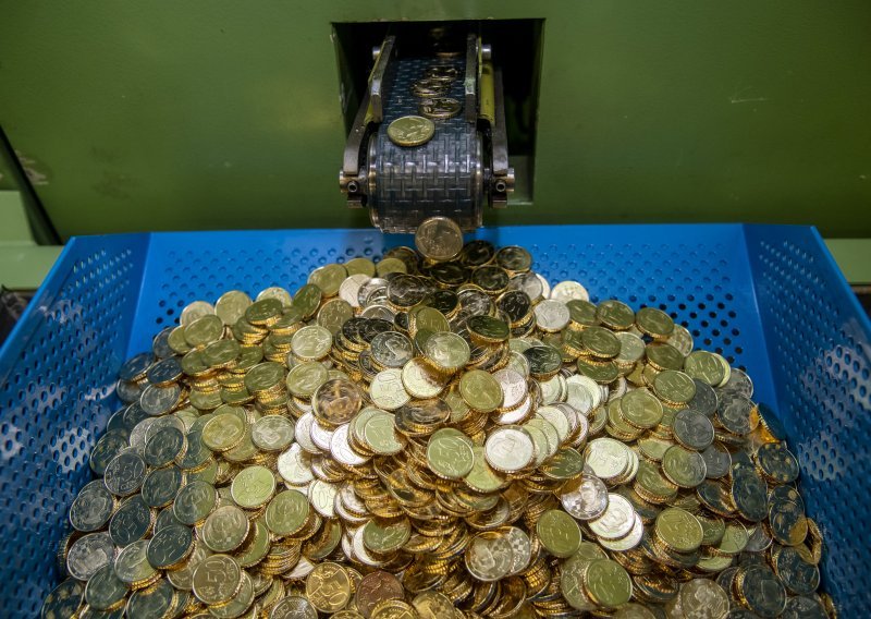 [VIDEO] Hrvatska kovnica novca iskovala 405 milijuna eurokovanica, no pravi hit je njihov najmanji zlatnik na svijetu!
