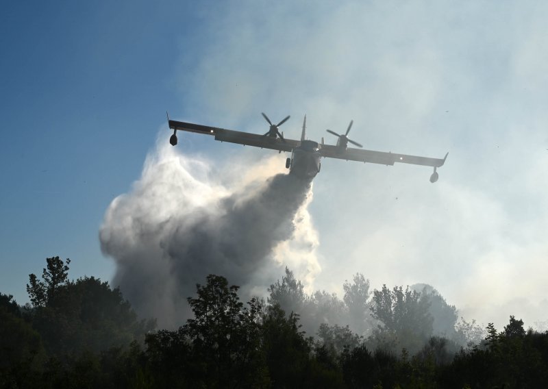 [VIDEO] Buknuo požar uz A1 između Trogira i Dugopolja, u akciji i kanader i dva air tractora