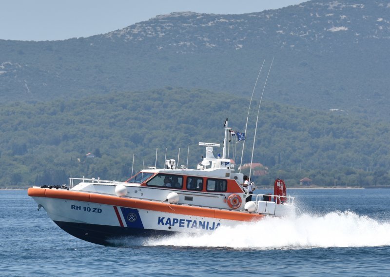 Skakao u more s jedrilice pa se teško ozlijedio, hitno ga prevezli u Zadar