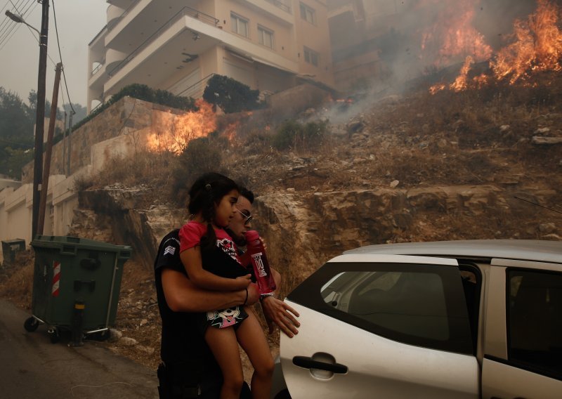 [FOTO] Vatra bjesni u Grčkoj: Požar se približio kućama u Ateni, dio stanovnika evakuiran
