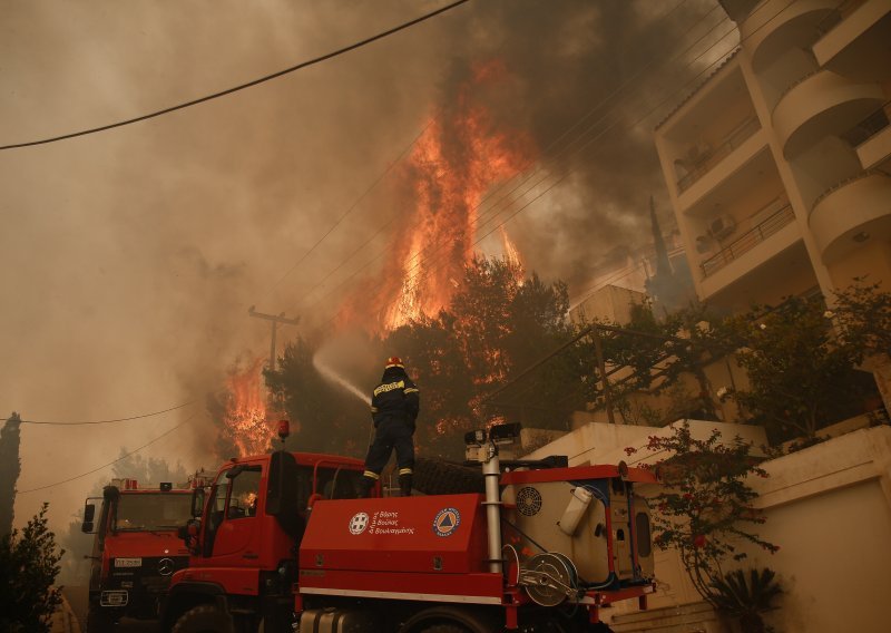 U Španjolskoj i Grčkoj i dalje bijesne požari, evakuirani stanovnici, na terenu stotine vatrogasaca