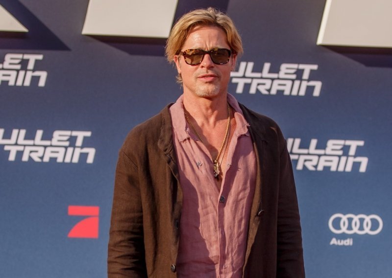 U suknji otkrio tetovaže: Brad Pitt bio je zvijezda premijere zbog nesvakidašnje modne kombinacije