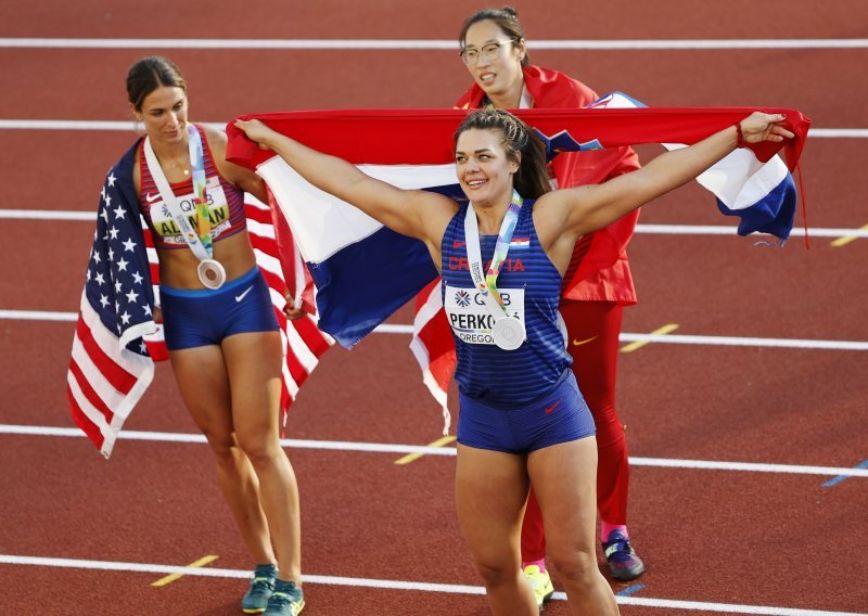 [FOTO] Sandra Perković nije skrivala emocije i koliko joj znači ova medalja, a kao prava sportašica dotakla se i senzacionalne pobjednice