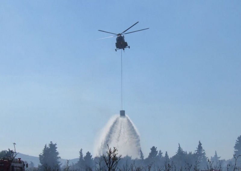 Nezapamćen požar u Sloveniji: Hrvatska u pomoć poslala kanader i protupožarni helikopter