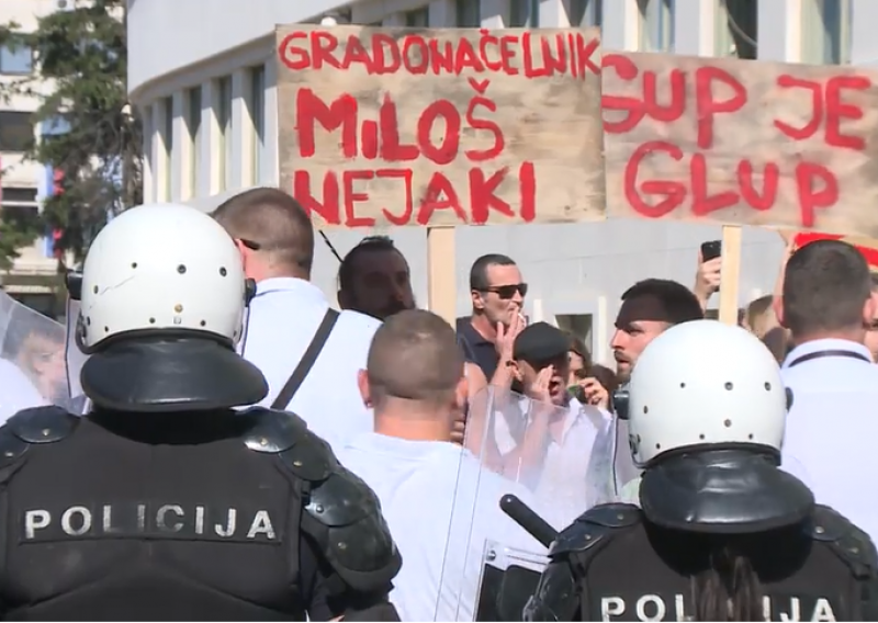 [VIDEO] Tučnjava ispred Skupštine Vojvodine u Novom Sadu; potukli se građani, stigla i policija