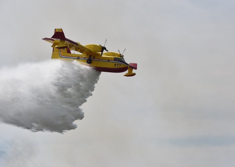 Buknuo požar kod Nina, na terenu šest vojnih protupožarnih aviona, tri kanadera i tri air tractora