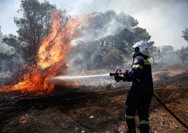 Požari diljem Grčke, idućih dana očekuju se temperature do 40 Celzijevih stupnjeva