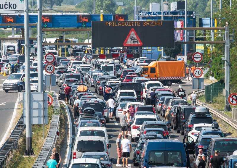 [FOTO/VIDEO] Gužve na cestama: Pojačan promet na važnijim autocestama, pred Svetim Rokom kolone