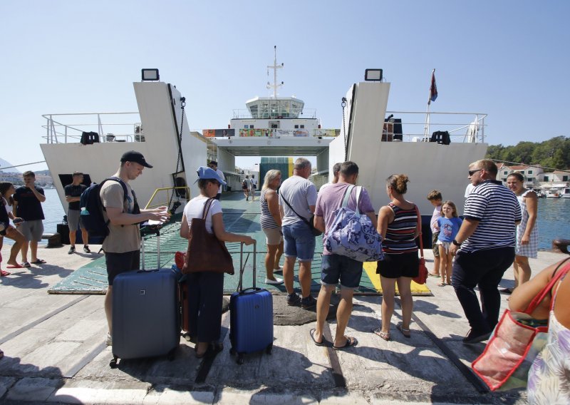 Neviđene gužve u trajektnim lukama, a iz Jadrolinije putnicima poručuju: Razmišljajte o tome da ste na odmoru