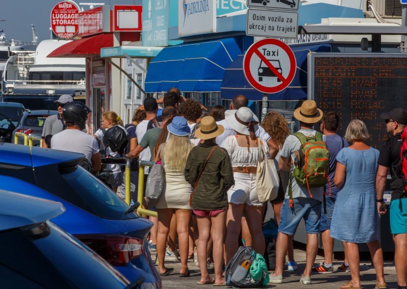 [FOTO] Trajekti u splitskoj luci dupkom puni, Jadrolinija očekuje više od 75.000 putnika