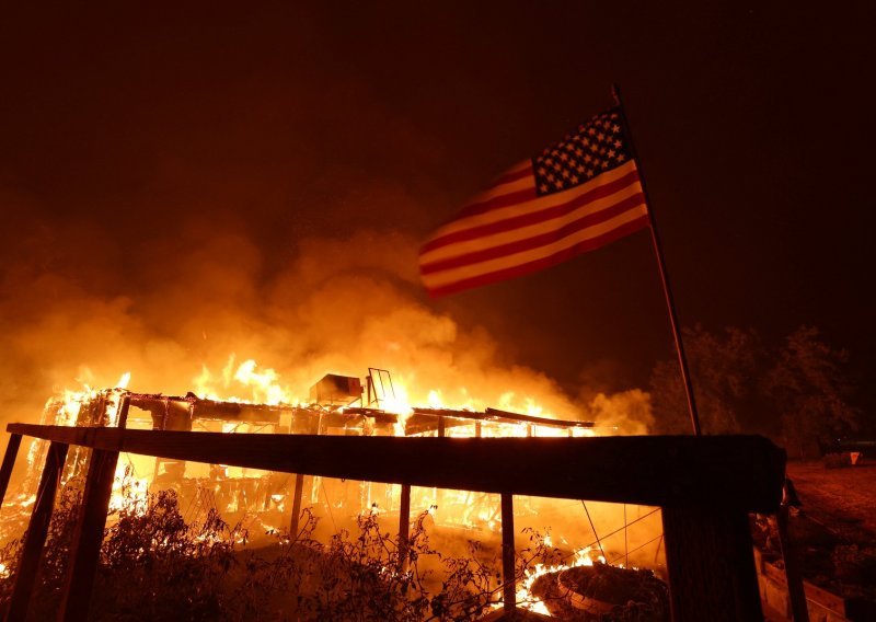 [FOTO] Ekstremne vrućine stvaraju probleme i u SAD-u, Kalifornijom hara veliki požar