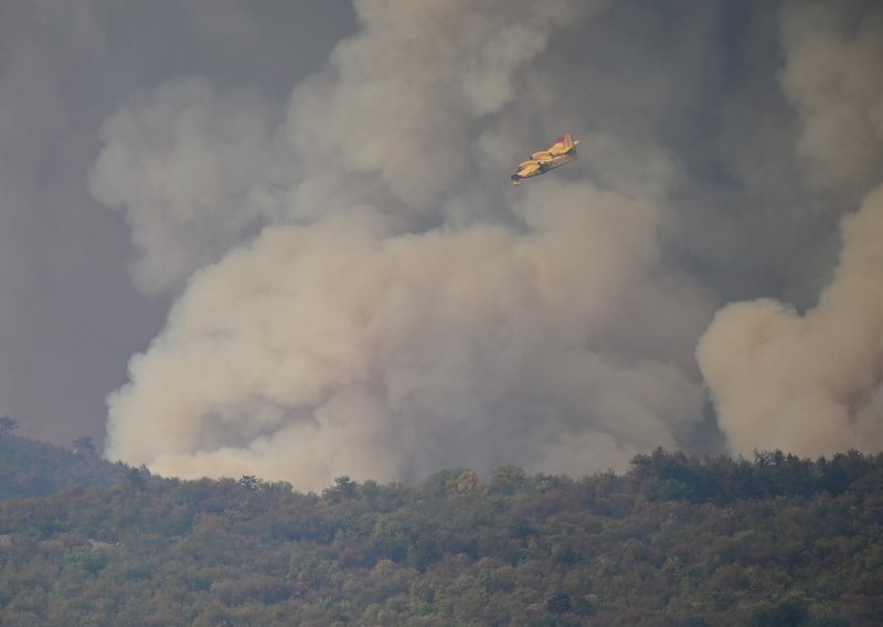 [VIDEO] Vatrogasce u Sloveniji okružila vatra, spasio ih kanader