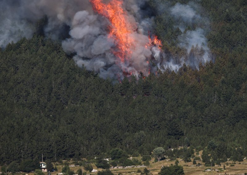 [FOTO] Ne smiruje se požar na Čvrsnici: Zaprijetio kućama i franjevačkom samostanu, u pomoć došao i hrvatski kanader