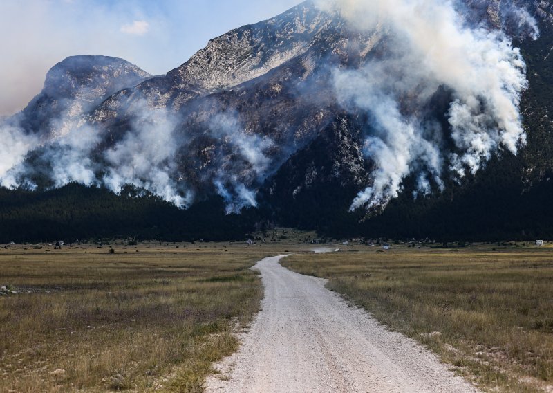 Hrvatski vojni helikopter gasi požar u Bosni i Hercegovini, i dalje gori Park prirode Blidinje