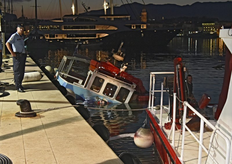 Turistički brod u Splitu udario u obalu i potonuo: Spašeno 40 putnika, priveden pijani kapetan, oglasilo se i Ministarstvo mora