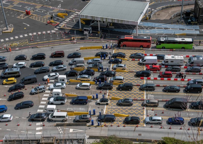 [FOTO] Promet u britanskoj luci Dover stabilizirao se nakon dvodnevnog kaosa