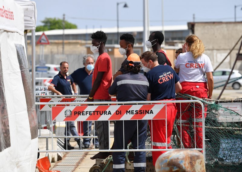 Gotovo 700 migranata spašeno uz talijansku obalu, pet mrtvih