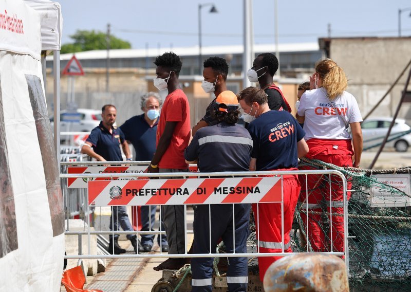 Gotovo 700 migranata spašeno uz talijansku obalu, pet mrtvih